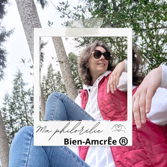 Ma philosophie de vie ✨️ .... L'amour ❣️

Possessif, détaché, intrusif, à distance, conditionnel et le fameux inconditionnel. 

Il y a tellement de façon d'aimer et de s'aimer.
Nous n'avons pas tous les codes au démarrage de nos vies. Il y a des tonnes de façon d'être blessé et de vivre avec un cœur meurtri d'un manque d'amour, qui devient alors rempli de haine et de colère. 
J'ai grandi en croyant très fortement "personne ne m'aime ", alors de cette croyance j'en ai fait mon quotidien. 

Certains feront le choix de reproduire, d'autres de faire l'extrême opposé et d'autres de grandir pour modifier leur comportement.
Quelle est la bonne solution ? 
Je dirais que c'est celle qui résonne le mieux dans ton cœur. Ce cheminement est nécessaire, on fait des choix pour s'apporter de l'amour, c'est la bonne voie pour guérir. 

J'ai choisi mon enseignement, j'ai choisi de regarder les manques en moi et d'apprendre à les combler, c'est un long chemin de "guerrissage" mais il est possible de l'emprunter pour une vie en meilleure santé, des relations plus saines, sereines, des moments plus intenses. 
J'ai choisi l'autonomie, la responsabilité de ma vie et la liberté émotionnelle et j'y trouve en chemin la paix, des regards équilibrés, la sagesse et le calme intérieur, j'ai choisi de m'aimer et j'ai découvert autour que depuis 40 années en fait je le suis ✨️ 
Depuis que je n'ai plus de besoin, je vois l'amour partout ! La réponse était sous mes yeux. 
Transformer nos filtres intérieurs a du bon.
Je suis en cours d'expérimentation et d'apprentissage, je suis une philosophe, je fais un choix, j'explore et je réajuste, j'ai choisi de vivre le regard horizontale dans mes relations et de découvrir ce qu'est le fameux amour sans condition, et cela passe par moi en premier pour mieux le comprendre. 

Cette expérimentation me permet d'aller plus en profondeur dans mon cœur, dans le #amour❤️ #amourdesoi❤️ votre et en donne beaucoup à ma vie. 

Je te souhaite de trouver la voie de ton cœur et de l'amour ❣️ou tout au moins d'emprunter le chemin ✨️💛⭐️🍀🌸. 

#conditions #bonheur #joie #liberté #paix