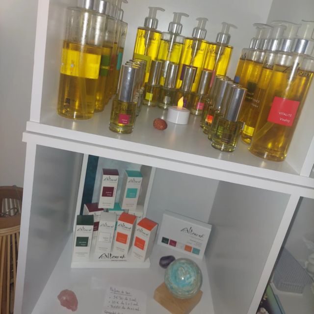 C'est officiel la gamme des huiles, concentré et parfum de soin est complètement intégrée ❣️

Les sels de bain de pieds sont aussi à dispo dans les  couleurs besoins primaires 🌸🍀🌳☀️🎁

Quelle joie ✨️ 

J'ai investie pour cette gamme très chère à mon cœur depuis des années et aujourd'hui vos retours sont très concluants sur le travail des huiles essentielles.

Elles m'ont tout d'abord beaucoup aidé personnellement, puis elle vous ont aussi convaincu et maintenant elles vibrent pour vous et moi, elles sont mon quotidien et mon plaisir ⭐️

Merci de les avoir crées @altearah_bio 🙏

Retrouvez mes précieuses en format cabine pour vos soins et massages et les format 5ml en vente au Val David pour l'accompagnement après soin. 

Une bien belle idée cadeau à s'offrir ou à offrir pour les fêtes de Noël et toutes les autres occasions 🎁. 
Pour en commander, 07 57 50 38 39 ou lors de votre rendez-vous. 

Belle semaine à tous ✨️